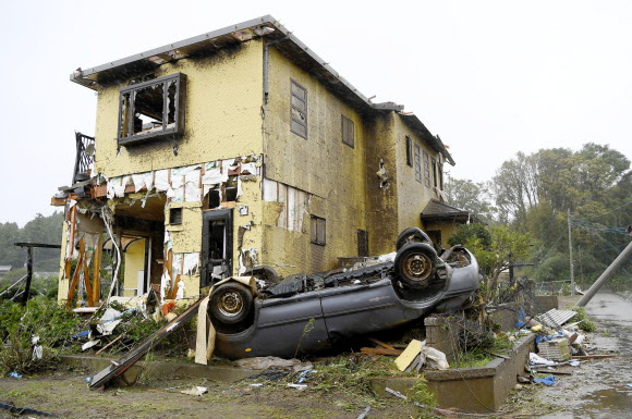 태풍 하기비스 일 강타…넘어진 차량과 파손된 주택