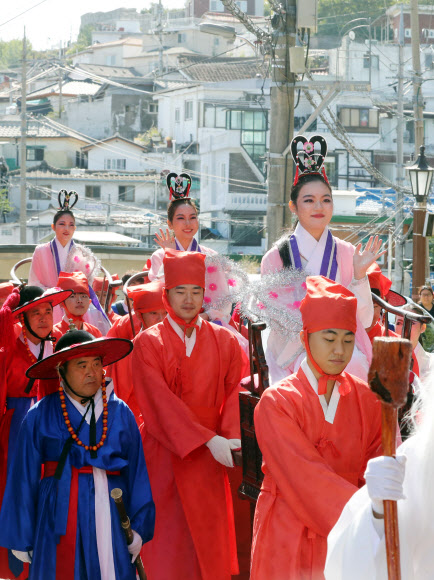 서울 성곽길 따라 내려오는 ‘삼선녀’