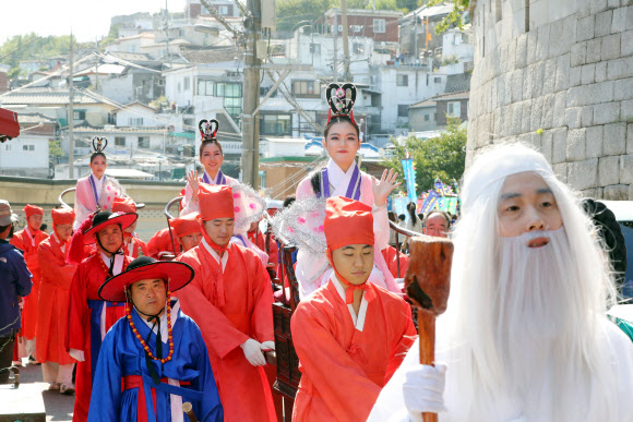 서울 성곽길 따라 내려오는 ‘삼선녀’