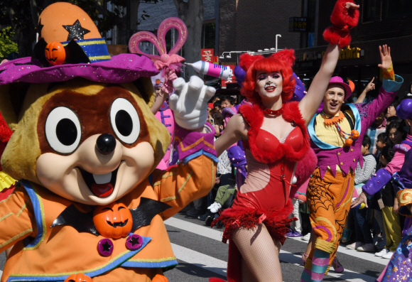 13일 서울 종로구 대학로 차 없는 거리에서 롯데월드 어드벤처 ‘해피 핼러윈 퍼레이드’가 펼쳐지고 있다. 2019.10.13. 이종원 선임기자 jongwon@seoul.co.kr