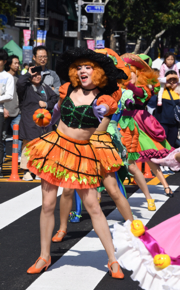 13일 서울 종로구 대학로 차 없는 거리에서 롯데월드 어드벤처 ‘해피 핼러윈 퍼레이드’가 펼쳐지고 있다. 2019.10.13. 이종원 선임기자 jongwon@seoul.co.kr