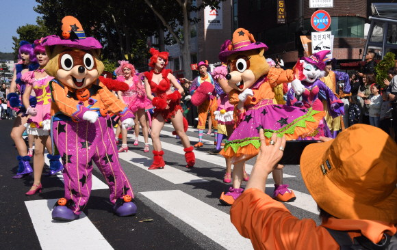 13일 서울 종로구 대학로 차 없는 거리에서 롯데월드 어드벤처 ‘해피 핼러윈 퍼레이드’가 펼쳐지고 있다. 2019.10.13. 이종원 선임기자 jongwon@seoul.co.kr
