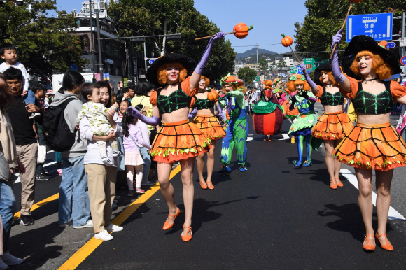 13일 서울 종로구 대학로 차 없는 거리에서 롯데월드 어드벤처 ‘해피 핼러윈 퍼레이드’가 펼쳐지고 있다. 2019.10.13. 이종원 선임기자 jongwon@seoul.co.kr