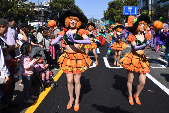 13일 서울 종로구 대학로 차 없는 거리에서 롯데월드 어드벤처 ‘해피 핼러윈 퍼레이드’가 펼쳐지고 있다. 2019.10.13. 이종원 선임기자 jongwon@seoul.co.kr