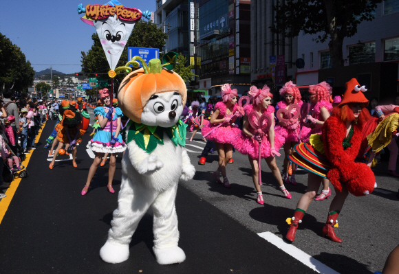 13일 서울 종로구 대학로 차 없는 거리에서 롯데월드 어드벤처 ‘해피 핼러윈 퍼레이드’가 펼쳐지고 있다. 2019.10.13. 이종원 선임기자 jongwon@seoul.co.kr