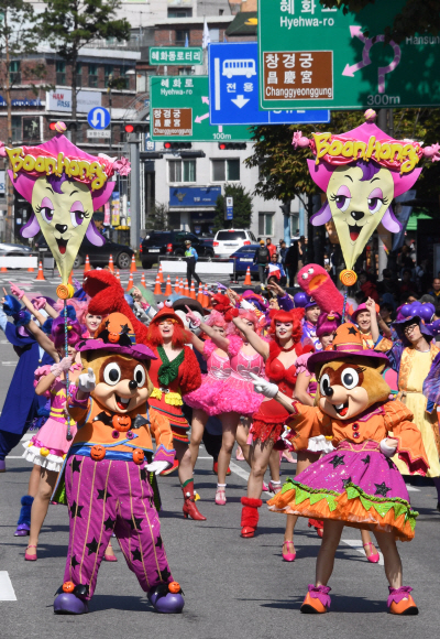 13일 서울 종로구 대학로 차 없는 거리에서 롯데월드 어드벤처 ‘해피 핼러윈 퍼레이드’가 펼쳐지고 있다. 2019.10.13. 이종원 선임기자 jongwon@seoul.co.kr