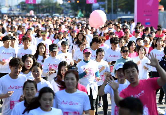 13일 서울 영등포구 여의도공원에서 (재)한국유방건강재단이 주최하고 (주)아모레퍼시픽 주관으로 개최된 ‘2019 핑크런 마라톤대회’에서 환우와 함께 참가한 가수 션을 비롯한 참가자들이 힘차게 출발하고 있다. 2019.10.13 KPPA 제공