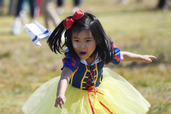 13일 서울 여의도 한강공원 멀티플라자에서 열린 ‘2019 한강 종이비행기 축제’에서 참가자들이 종이비행기를 날려보고 있다. 2019. 10. 13. 박윤슬 기자 seul@seoul.co.kr