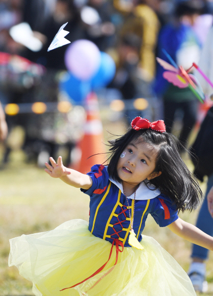 13일 서울 여의도 한강공원 멀티플라자에서 열린 ‘2019 한강 종이비행기 축제’에서 참가자들이 종이비행기를 날려보고 있다. 2019. 10. 13. 박윤슬 기자 seul@seoul.co.kr