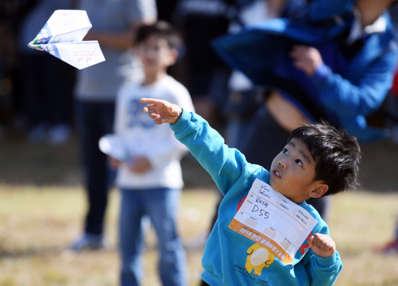 13일 서울 여의도 한강공원 멀티플라자에서 열린 ‘2019 한강 종이비행기 축제’에서 참가자들이 종이비행기를 날려보고 있다. 2019. 10. 13. 박윤슬 기자 seul@seoul.co.kr