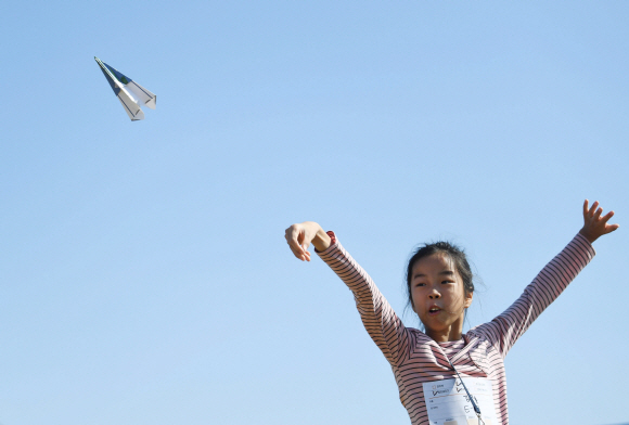 13일 서울 여의도 한강공원 멀티플라자에서 열린 ‘2019 한강 종이비행기 축제’에서 참가자들이 종이비행기를 날려보고 있다. 2019. 10. 13. 박윤슬 기자 seul@seoul.co.kr