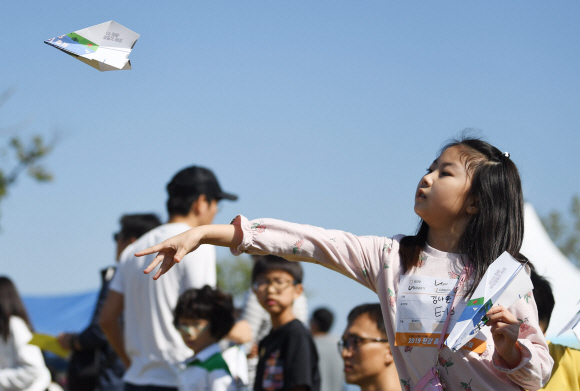 13일 서울 여의도 한강공원 멀티플라자에서 열린 ‘2019 한강 종이비행기 축제’에서 참가자들이 종이비행기를 날려보고 있다. 2019. 10. 13. 박윤슬 기자 seul@seoul.co.kr