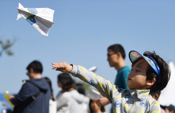 13일 서울 여의도 한강공원 멀티플라자에서 열린 ‘2019 한강 종이비행기 축제’에서 참가자들이 종이비행기를 날려보고 있다. 2019. 10. 13. 박윤슬 기자 seul@seoul.co.kr