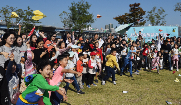 13일 서울 여의도 한강공원 멀티플라자에서 열린 ‘2019 한강 종이비행기 축제’에서 참가자들이 종이비행기를 날려보고 있다. 2019. 10. 13. 박윤슬 기자 seul@seoul.co.kr