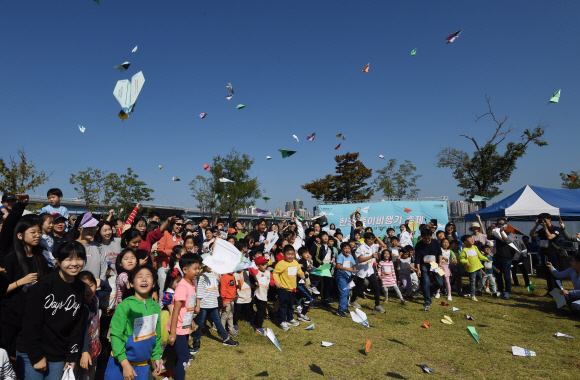 13일 서울 여의도 한강공원 멀티플라자에서 열린 ‘2019 한강 종이비행기 축제’에서 참가자들이 종이비행기를 날려보고 있다. 2019. 10. 13. 박윤슬 기자 seul@seoul.co.kr