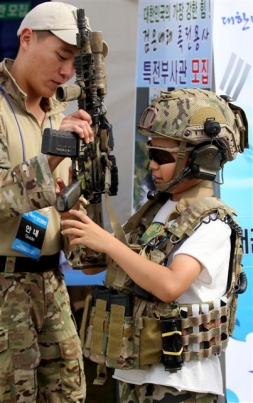 해군 UDT 장비 착용하는 어린이