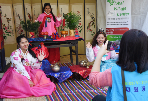 13일 서울 용산구 이태원관광특구에서 열린 ‘2019 이태원 지구촌 축제’에 참가한 외국인들이 한복체험을 하고 있다. 2019.10.13.   이종원 선임기자 jongwon@seoul.co.kr