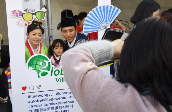 13일 서울 용산구 이태원관광특구에서 열린 ‘2019 이태원 지구촌 축제’에 참가한 외국인들이 한복체험을 하고 있다. 2019.10.13.   이종원 선임기자 jongwon@seoul.co.kr