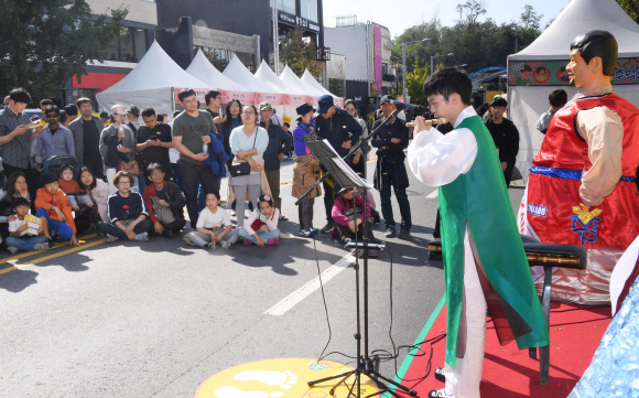 13일 서울 용산구 이태원관광특구에서 열린 ‘2019 이태원 지구촌 축제’에서 행사에 참가한 시민들이 전통공연을 감상하고 있다. 2019.10.13.   이종원 선임기자 jongwon@seoul.co.kr