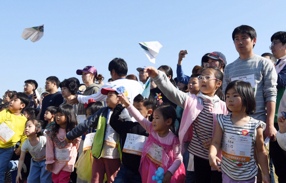 13일 서울 여의도 한강공원 멀티플라자에서 열린 ‘2019 한강 종이비행기 축제’에서 참가자들이 종이비행기를 날려보고 있다. 2019. 10. 13. 박윤슬 기자 seul@seoul.co.kr
