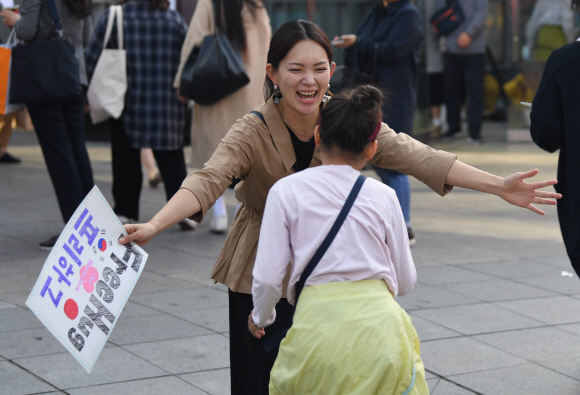 13일 서울 서대문구 신촌 연세로에서 일본인들이 한국과 일본의 우호적인 관계를 희망하며 프리허그를 진행하고 있다. 2019. 10. 13. 박윤슬 기자 seul@seoul.co.kr