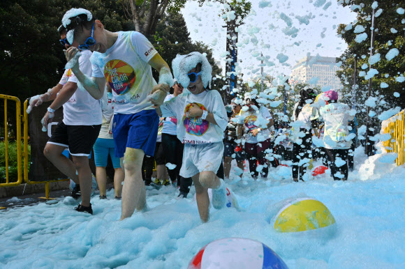 사람들이 13일(현지시간) 인도네시아 자카르타에서 열린 ‘5km 컬러 런(a five-kilometre Colour Run)’에 참가해 즐거운 시간을 보내고 있다. 수천 명이 달리기에 참여해 건강한 생활방식을 고취하는 데 집중했다. AFP 연합뉴스