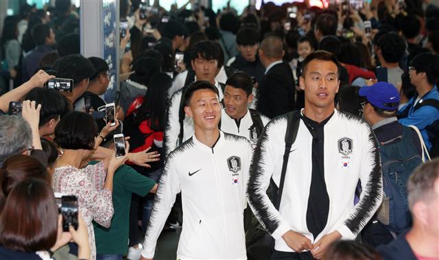 밝은표정으로 출국하는 이재성?김신욱