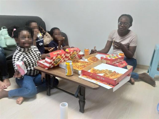 인천국제공항에서 10개월가량 체류했던 루렌도 부부와 자녀 4명이 지난 주말 경기 안산의 구세군 쉼터에 임시 거처를 꾸렸다. 13일 피자를 먹으며 웃고 있는 로데(왼쪽부터), 레마, 실로와 엄마 보베테의 모습. 홍주민 목사 제공
