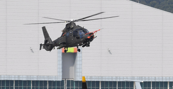 14일 경기도 성남시 서울공항에서 열린 서울 국제 항공우주 및 방위산업 전시회(서울 ADEX 2019) 프레스 데이 행사에서 소형무장헬기(LAH)가 시범비행을 하고 있다. 2019.10.14. 오장환 기자 5zzang@seoul.co.kr