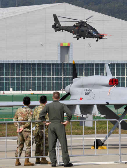 14일 경기도 성남시 서울공항에서 열린 서울 국제 항공우주 및 방위산업 전시회(서울 ADEX 2019) 프레스 데이 행사에서 소형무장헬기(LAH)가 시범비행을 하고 있다. 2019.10.14. 오장환 기자 5zzang@seoul.co.kr