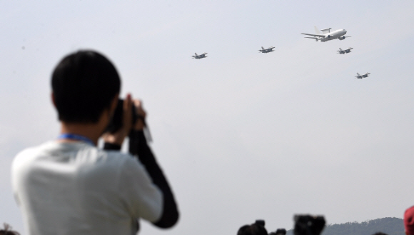 14일 경기도 성남시 서울공항에서 열린 서울 국제 항공우주 및 방위산업 전시회(서울 ADEX 2019) 프레스 데이 행사에서 관람객들이 전투기들의 시범비행을 바라보고 있다. 2019.10.14. 오장환 기자 5zzang@seoul.co.kr