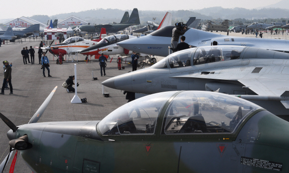 14일 경기도 성남시 서울공항에서 열린 서울 국제 항공우주 및 방위산업 전시회(서울 ADEX 2019) 프레스 데이 행사에서 공군의 한국형 차세대 전투기(KF-X)의 실물모형 등이 공개되고 있다. 2019.10.14. 오장환 기자 5zzang@seoul.co.kr