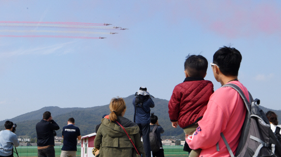 14일 경기도 성남시 서울공항에서 열린 서울 국제 항공우주 및 방위산업 전시회(서울 ADEX 2019) 프레스 데이 행사에서 관람객들이 전투기들의 시범비행을 바라보고 있다. 2019.10.14. 오장환 기자 5zzang@seoul.co.kr