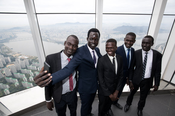 故이태석 신부 남수단 제자들, 서울스카이 방문