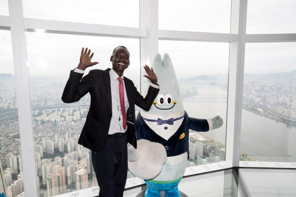 故이태석 신부 남수단 제자, 서울스카이 방문