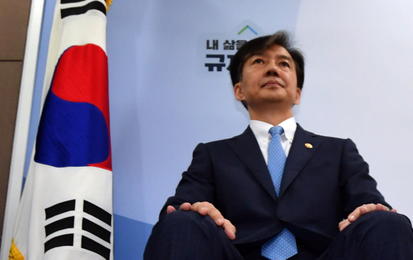 14일 경기도 과천서 법무부에서 열린 조국법무부장관의 검찰개혁 기자회견에서 발표를 마친 조국장관이 자리에 앉아 있다. 2019.10.14 박지환기자 popocar@seoul.co.kr