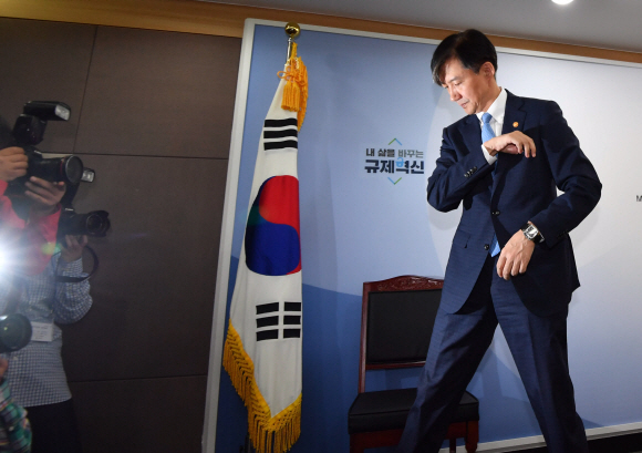 14일 경기도 과천서 법무부에서 열린 조국법무부장관의 검찰개혁 기자회견에서 발표를 마친 조국장관이 자리에 앉고 있다. 2019.10.14 박지환기자 popocar@seoul.co.kr