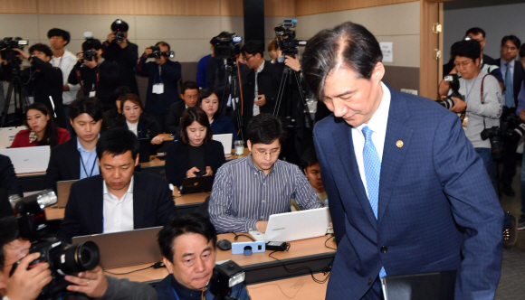 14일 경기도 과천서 법무부에서 열린 검찰개혁 기자회견에서 조국장관이 들어서고 있다.  2019.10.14 박지환기자 popocar@seoul.co.kr