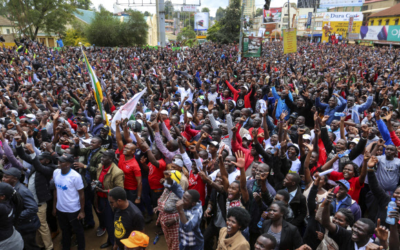 마라톤 ‘2시간 벽’ 깬 케냐 킵초게에 축하하는 주민들