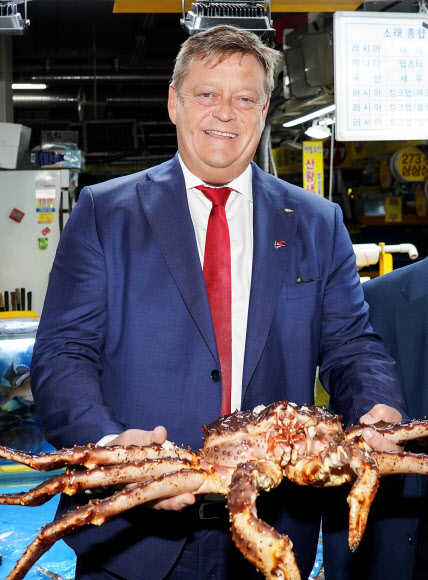 킹크랩 들어보이는 노르웨이 해양수산부 장관