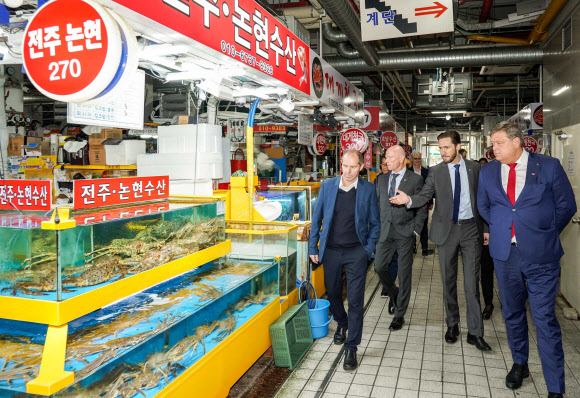 종합어시장 둘러보는 하랄드 네스빅 노르웨이 해양수산부 장관