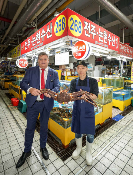 킹크랩 들어보이는 노르웨이 해양수산부 장관
