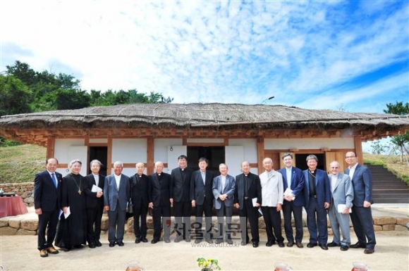 김수환 추기경의 ‘사랑과 나눔공원’을 찾은 한국천주교주교회의 소속 주교들이 김 추기경의 생가를 둘러본 뒤 기념 사진을 찍고 있다. 군위군 제공  