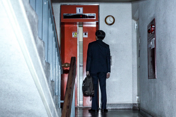 엘리베이터 기다리는 조국  전격적으로 사의를 밝힌 조국 법무부 장관이 14일 오후 방배동 자택으로 들어가고 있다. 2019.10.14<br>연합뉴스