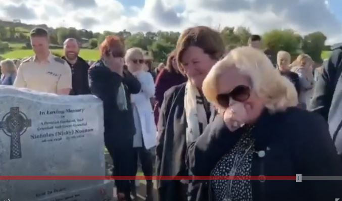 세이 브래들리의 장례식에 참석한 이들이 일년 전 고인이 직접 녹음한 “날 좀 꺼내줘” 소리가 스피커에서 흘러나오자 웃음을 참느라 안간힘을 쓰고 있다. BBC 동영상 캡처 