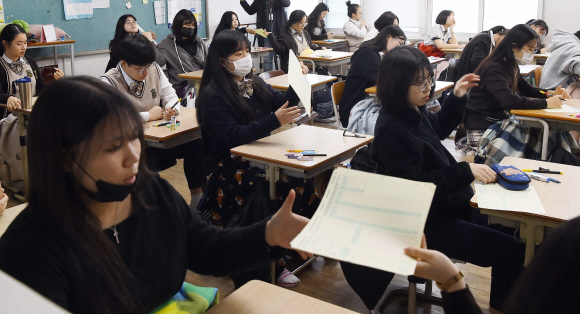 15일 오전 서울 마포구 서울여자고등학교에서 수험생들이 올해 마지막 수능 모의고사를 치르고 있다. 2019. 10.15. 박윤슬 기자 seul@seoul.co.kr