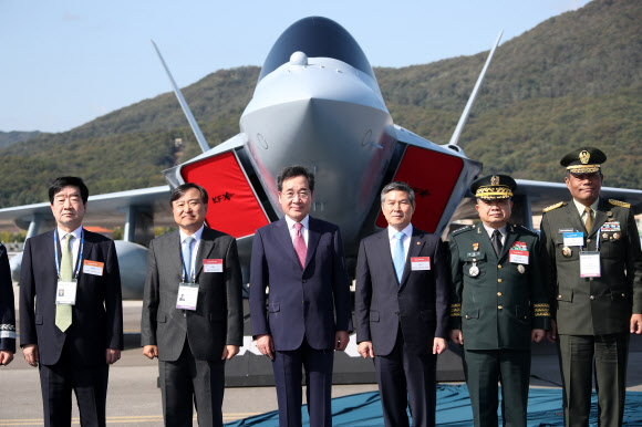 이낙연 총리, 한국형 차세대 전투기 실물모형 제막식