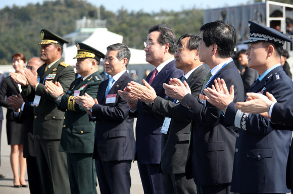 KF-X 실물모형 제막식 하는 이낙연 총리