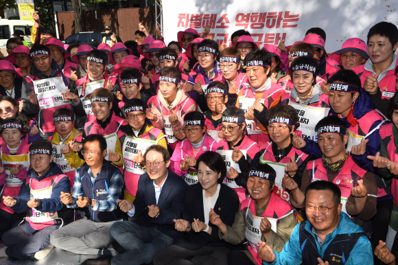 학교 비정규직 노동자들과 교육 당국이 임금 교섭에 합의를 이룬 15일 유은혜 사회부총리 겸 교육부 장관과 조희연 서울시 교육감이 서울 청와대 앞에서 농성중인 조합원들과 만나 손하트를 하고 있다. 2019.10.15. 오장환 기자 5zzang@seoul.co.kr