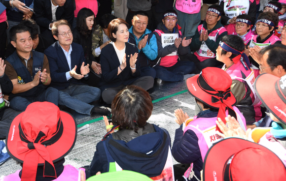 학교 비정규직 노동자들과 교육 당국이 임금 교섭에 합의를 이룬 15일 유은혜 사회부총리 겸 교육부 장관과 조희연 서울시 교육감이 서울 청와대 앞에서 농성중인 조합원들을 만나 박수를 치고 있다. 2019.10.15. 오장환 기자 5zzang@seoul.co.kr
